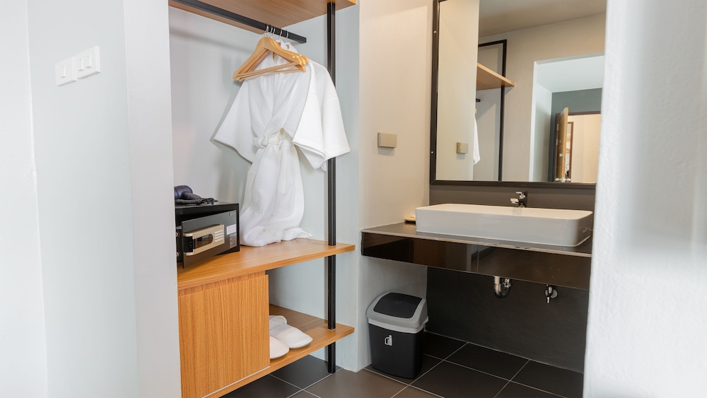 B2 Surat Thani Premier Hotel 35/38