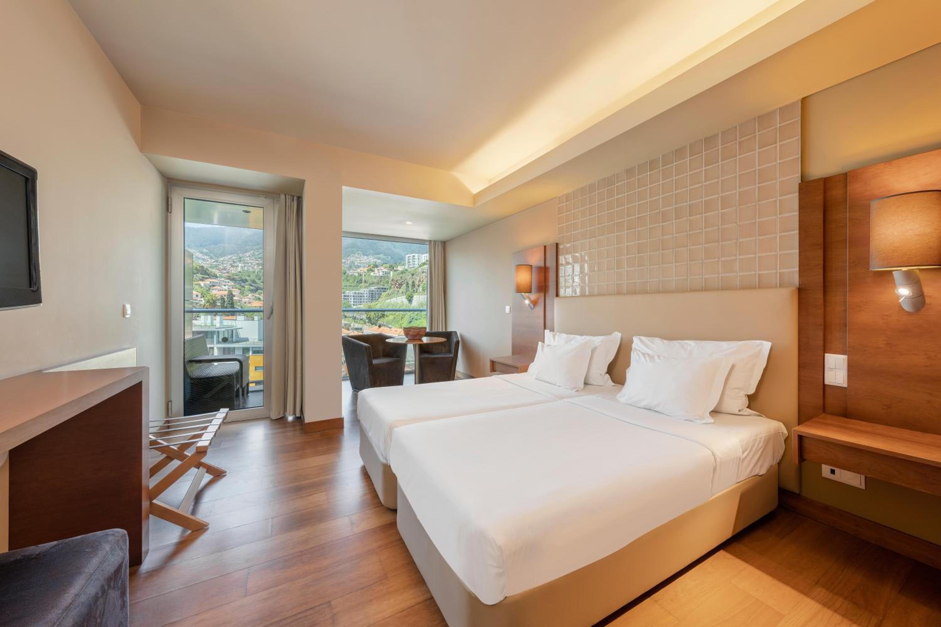 Classic, Twin Beds