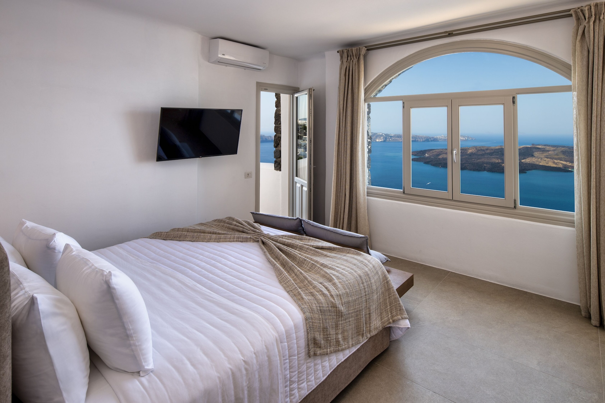 MASTER, SUITE, VOLCANO VIEW, BATHTUB