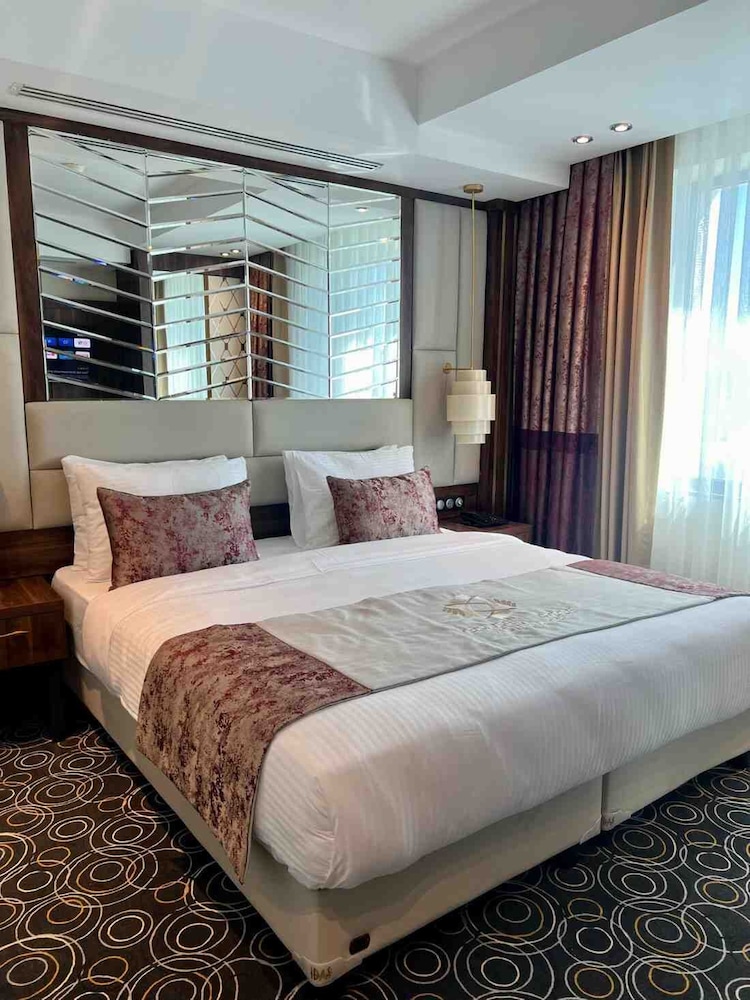 Golden Rose Hotel & Spa 3/32