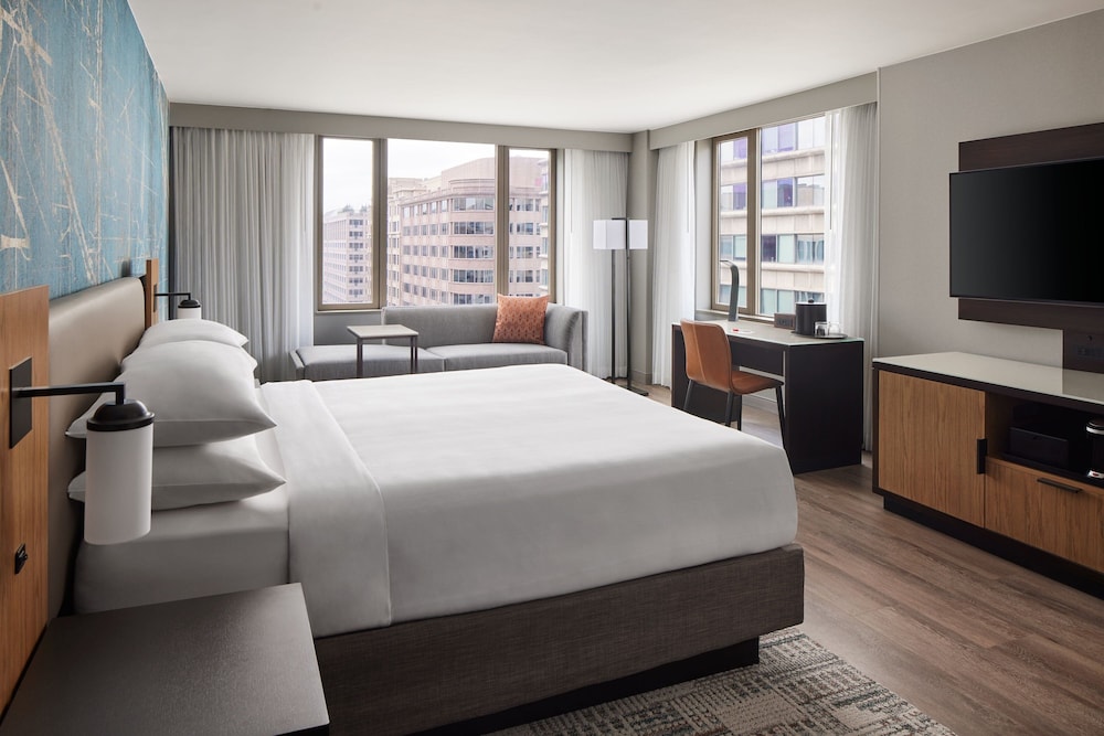 Deluxe, King Bed, Corner, Washington Marriott At Metro Center 3/9