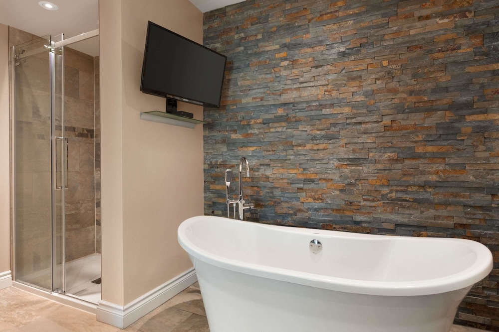 Travelodge By Wyndham Simcoe 50/50