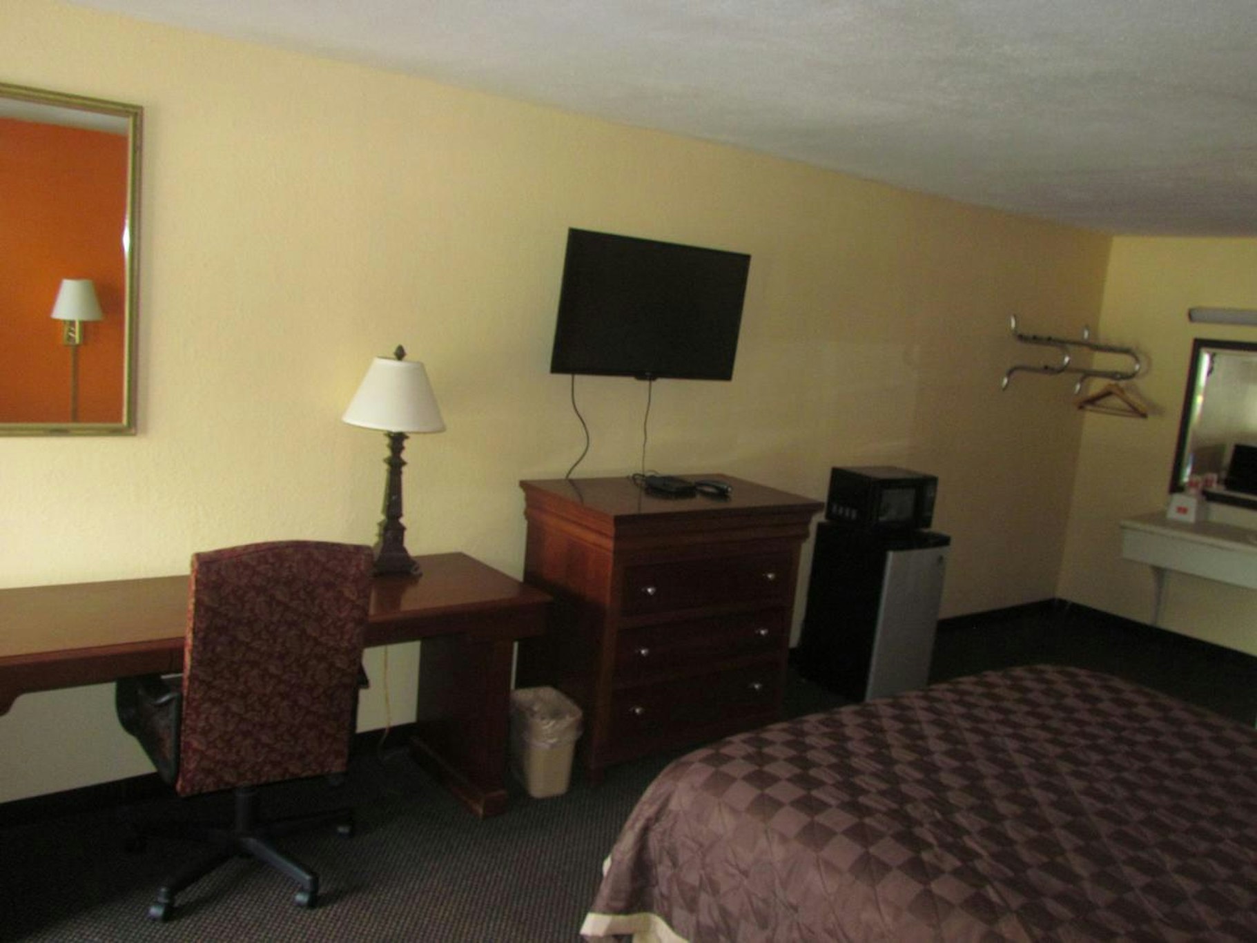 Red Carpet Inn 8/11