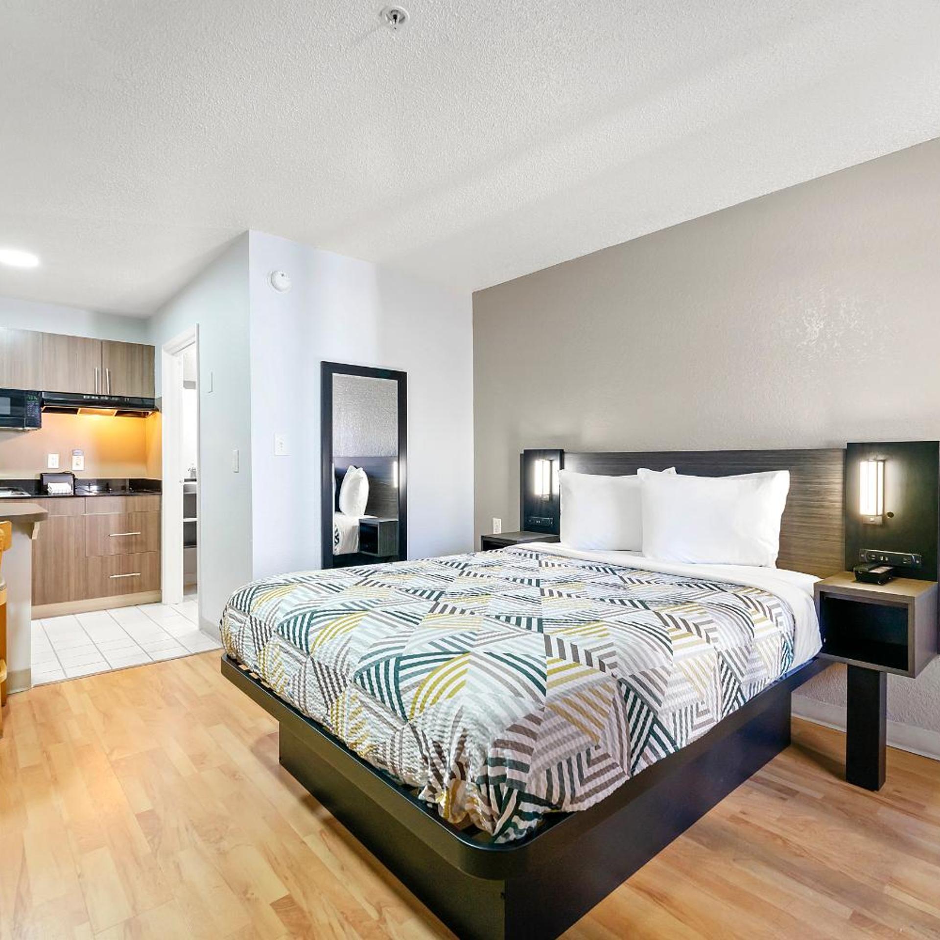 1 Queen Bed - ADA/RI Shower