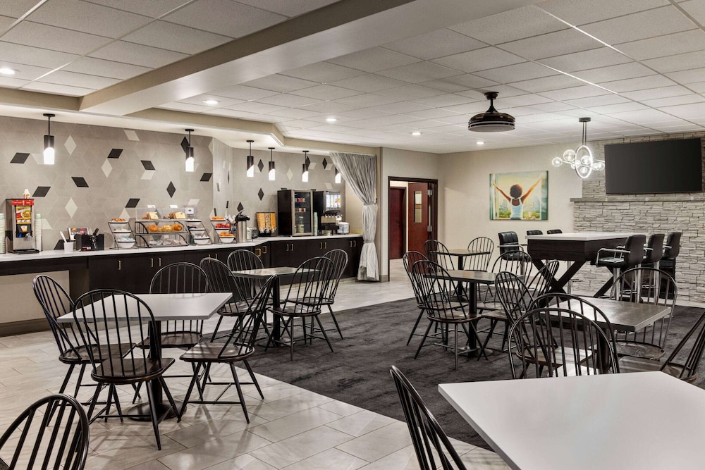La Quinta Inn and Suites by Wyndham Lake George 30/50