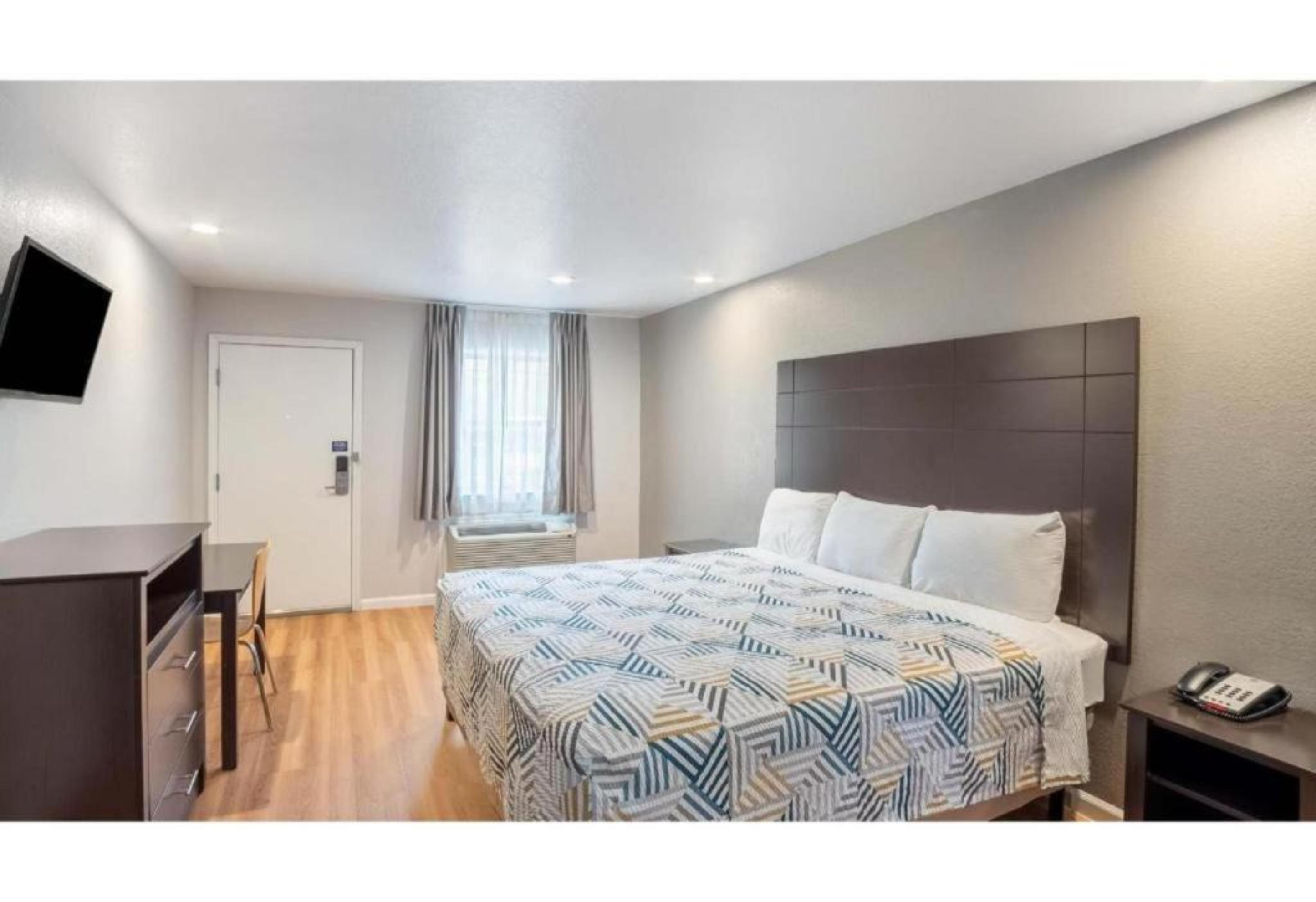 Room, King Bed, Motel6 Dallas, TX 3/4