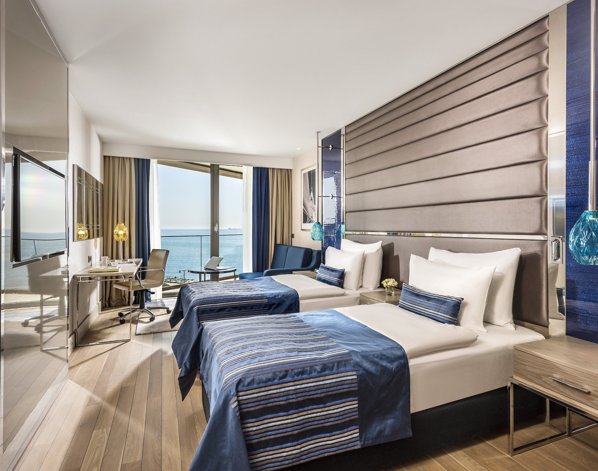 Premium, Twin Beds, Lateral Side Sea View, Sofa, Crowne Plaza Istanbul - Florya 2/10