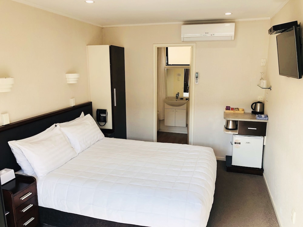 TUDOR COURT MOTOR LODGE 38/70