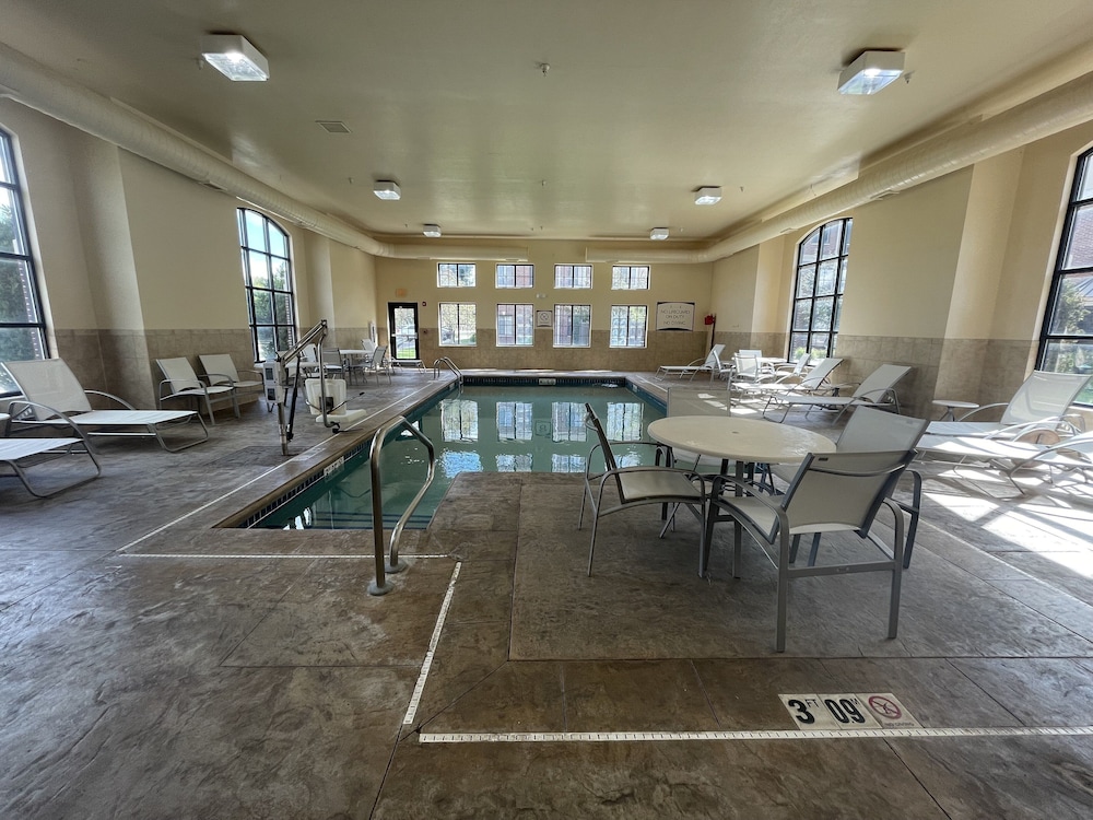 Staybridge Suites Lansing-Okemos 68/84