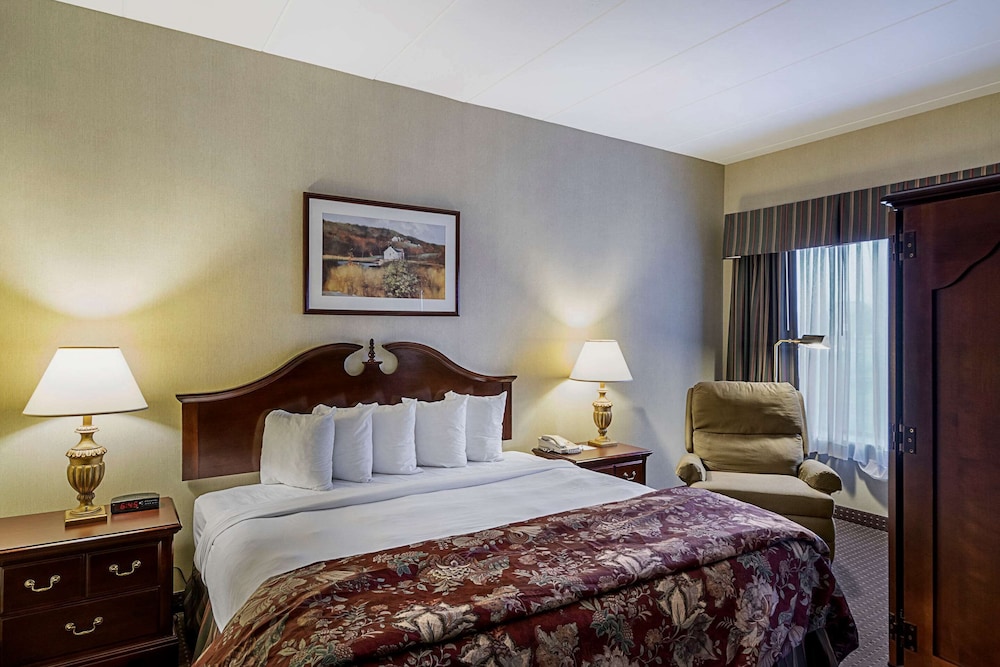 Skyways Hotel New Castle, DE 16/27