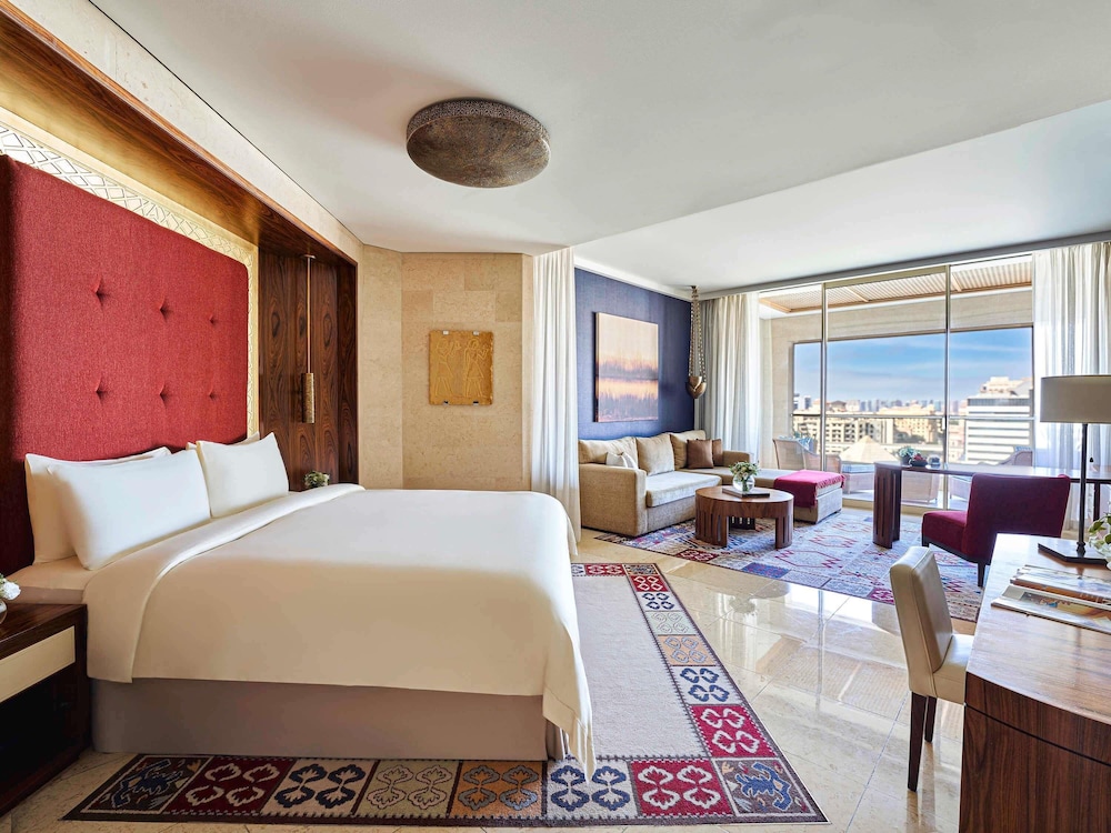 RAFFLES, CLUB, KING BED