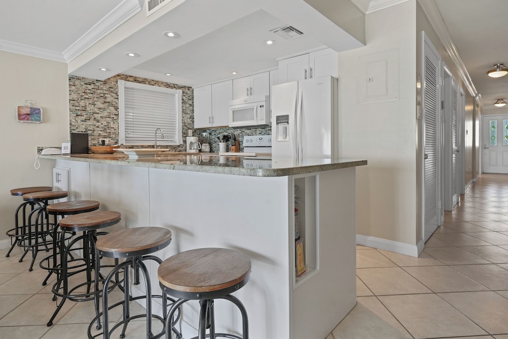 Aqua Bay Club Luxury Condos 7/50