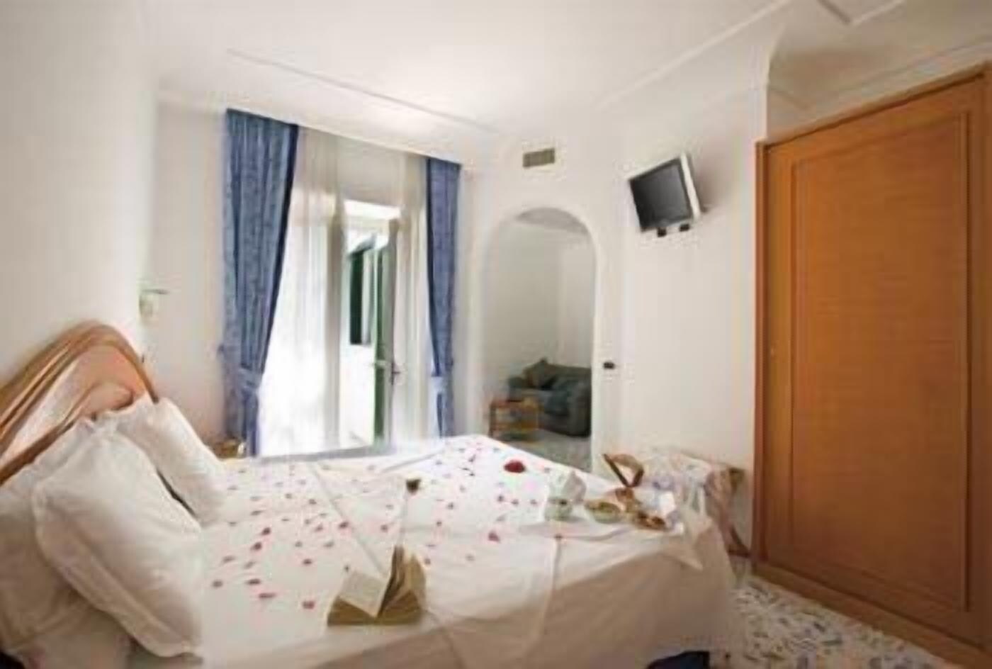 ROOM, DOUBLE BED