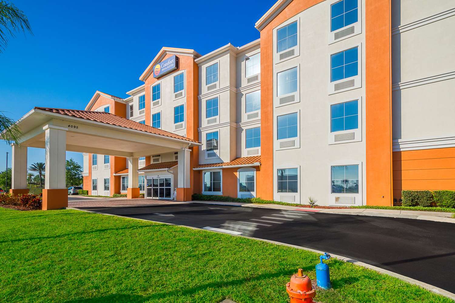 Comfort Inn & Suites Maingate South 18/19
