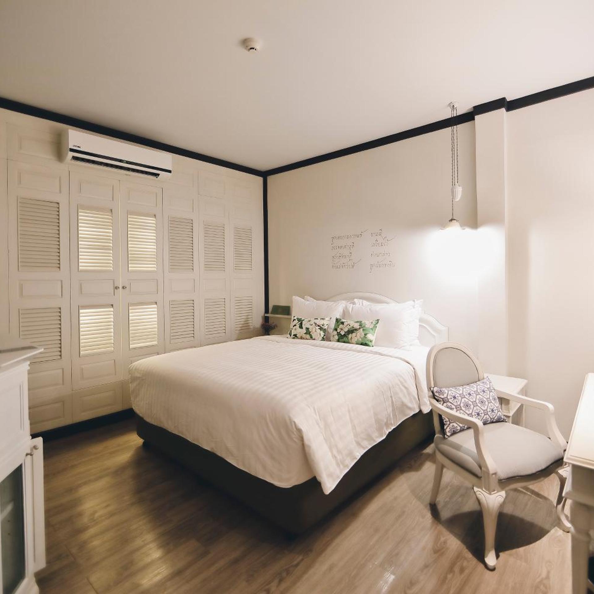 King Bed, No Window