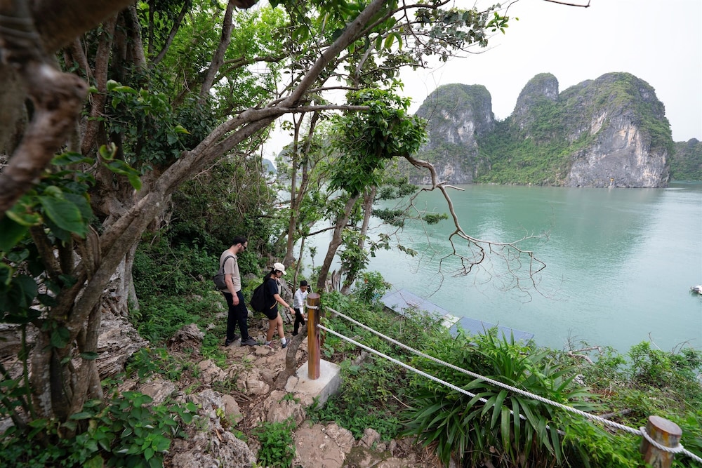 Emperor Cruise Ha Long 46/50
