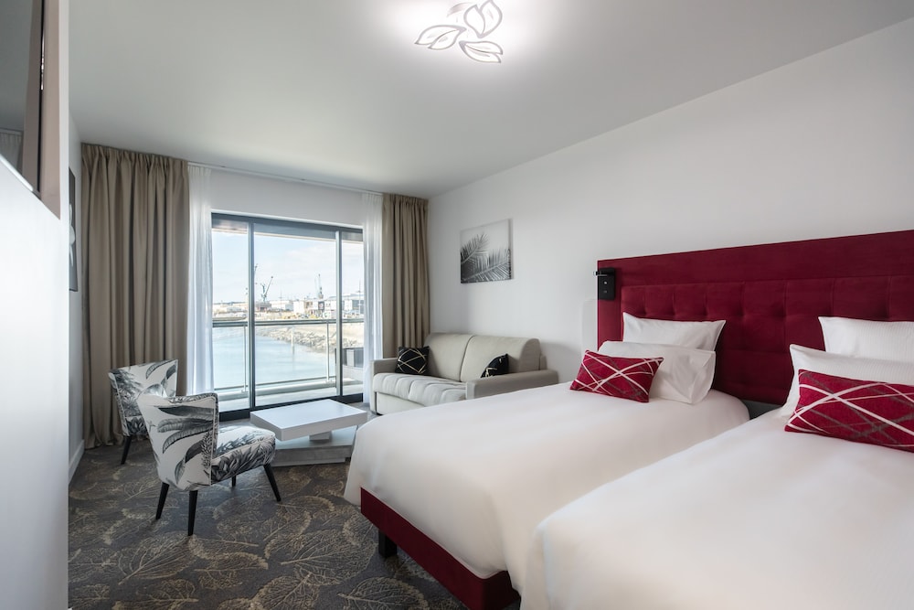 Privilege, Queen Bed, Marina View, Sofa, Balcony