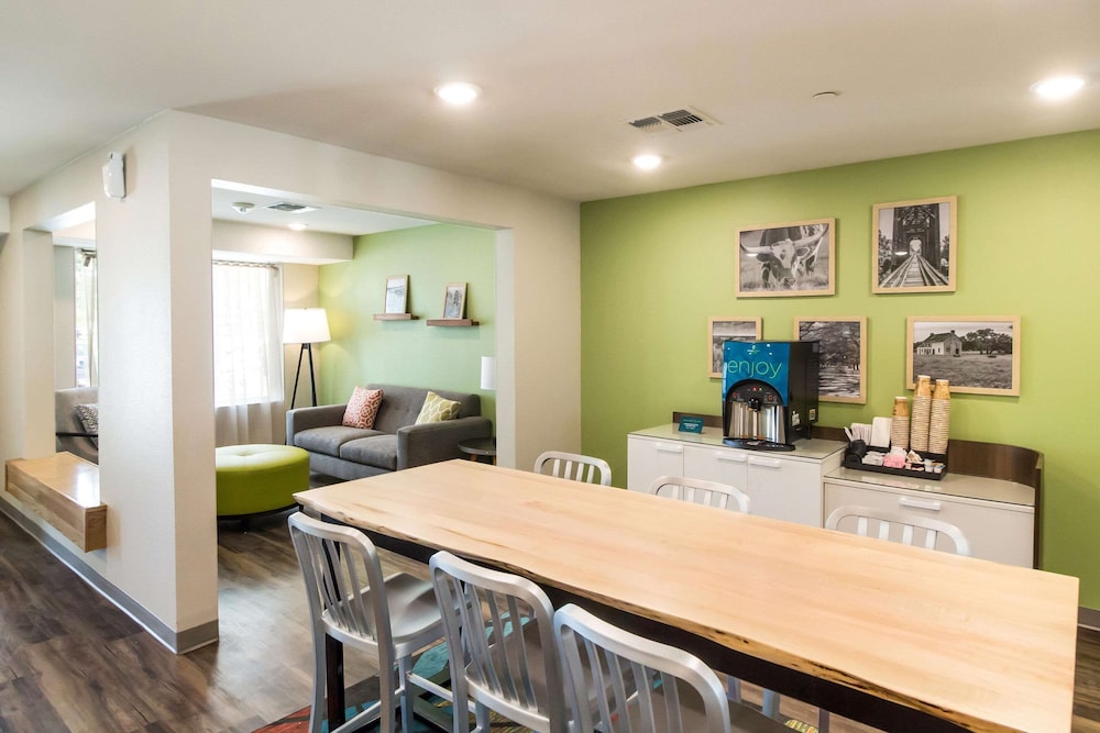 WoodSpring Suites Lake Jackson 8/37