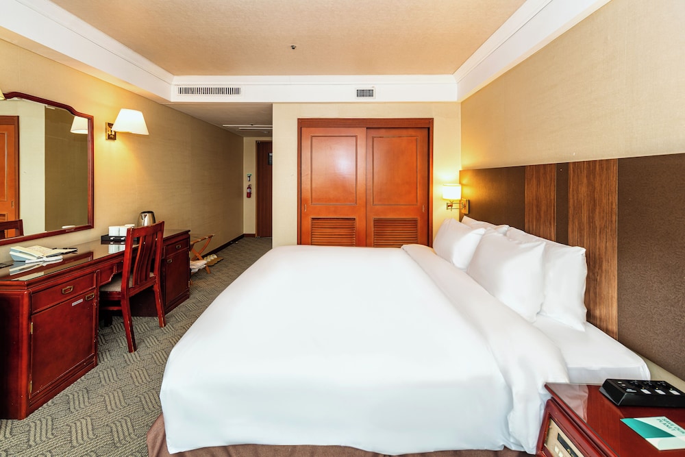 Standard, Queen Bed, Bathtub