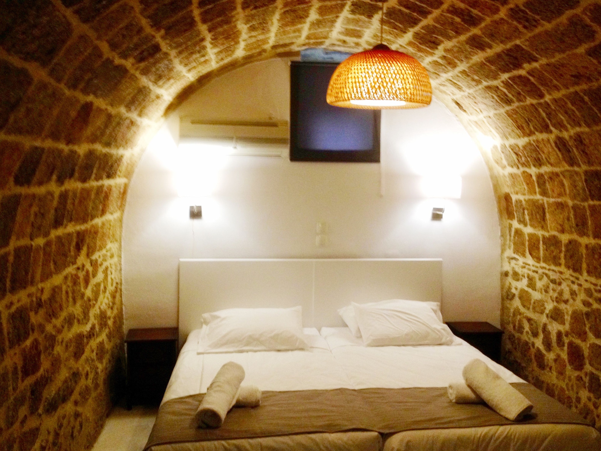 DELUXE, DOUBLE OR TWIN BED