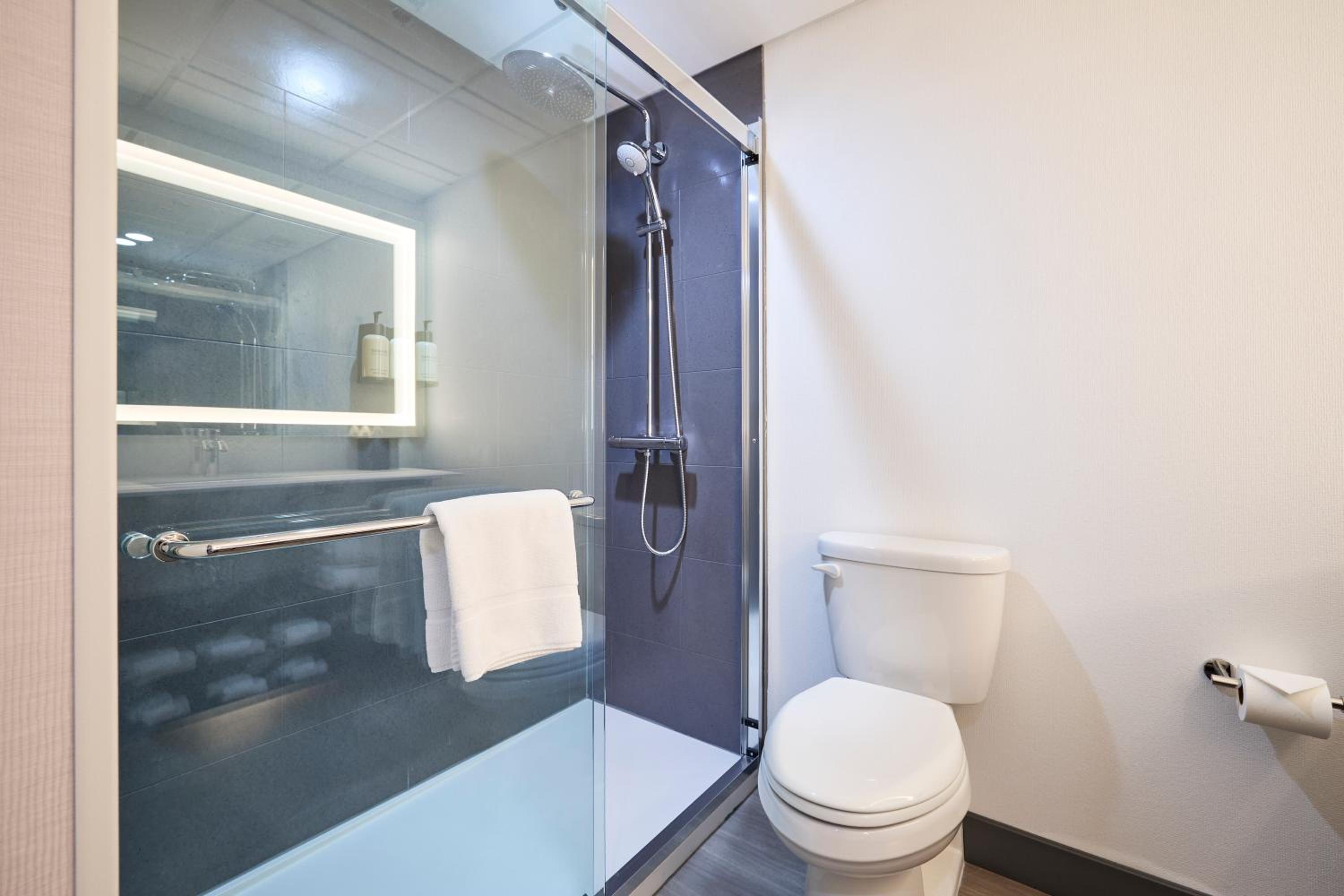 Room, 2 Queen Beds, Gateway Hotel and Conference Center 5/5