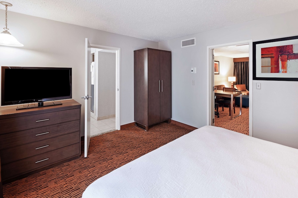Embassy Suites by Hilton Dallas Market Center 30/72