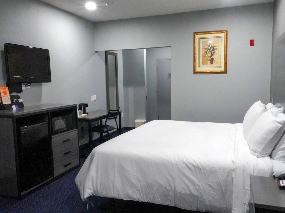 Americas Best Value Inn & Suites Bush Intl Airport 13/23