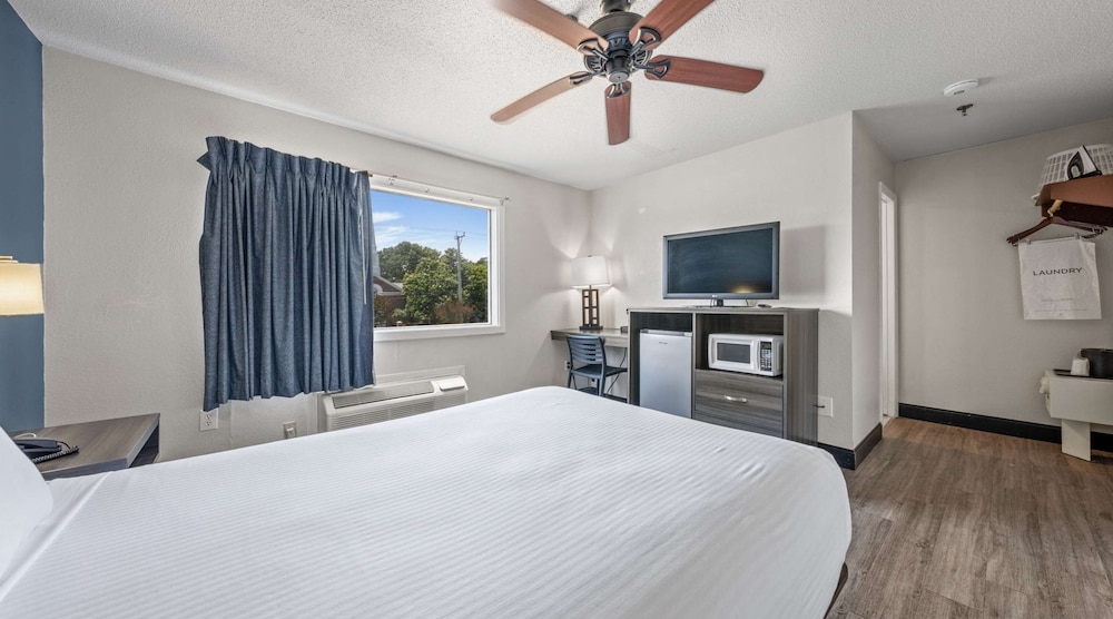 غرفة قياسية صغيرة بسرير مزدوج، SureStay Hotel by Best Western Virginia Beach Royal Clipper 4/10