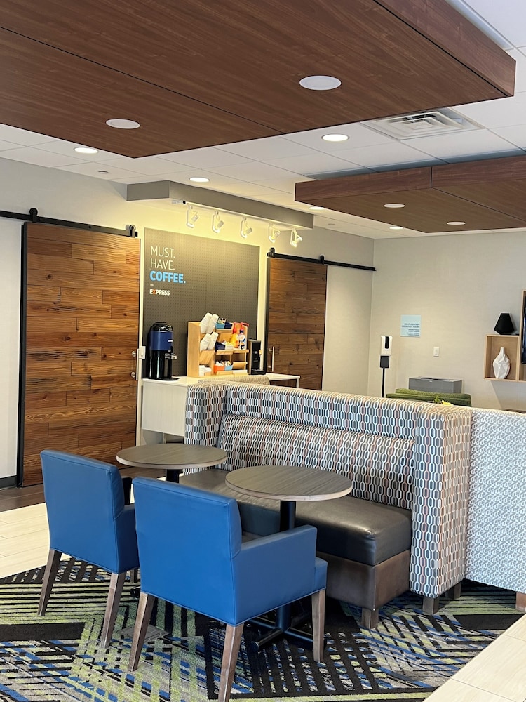 Holiday Inn Express Hotel Suites Beatrice 57/76