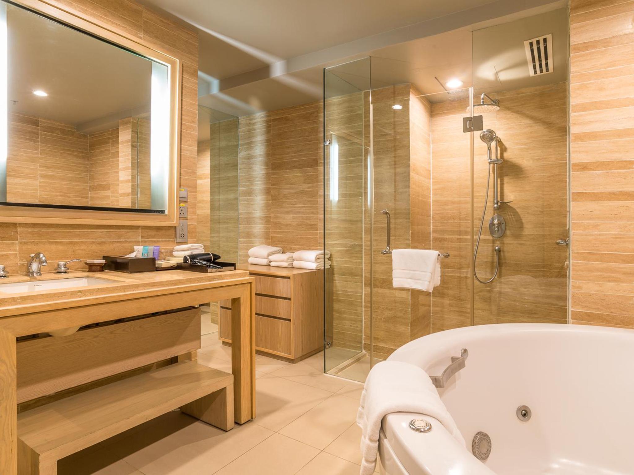 Club One Bedroom Sea Facing Suite, Dusit Thani Krabi Beach Resort 4/6