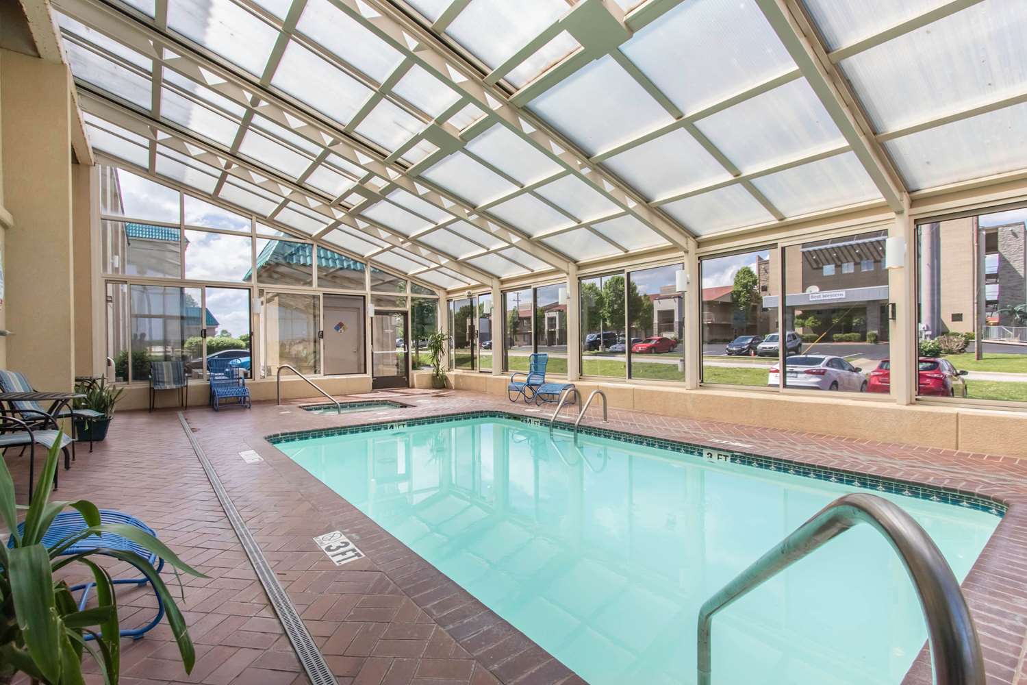 Econo Lodge Inn and Suites Joplin MO 24/42