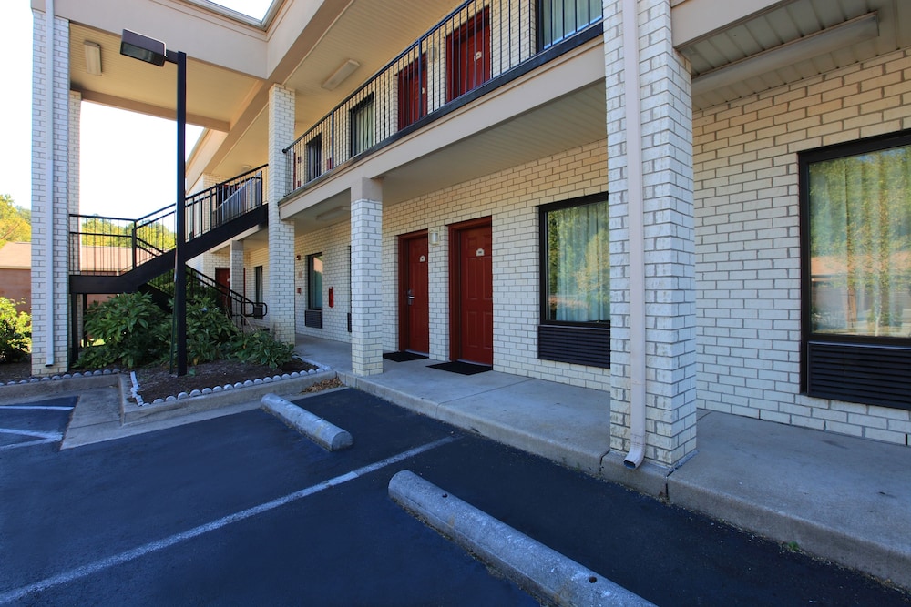 Brentwood Inn and Suites (ex. Americas Best Value Inn and Suites Glen Allen/Richmond) 4/42