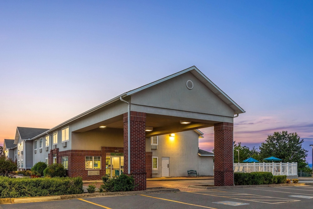 Days Inn by Wyndham Mountain Home 2/55
