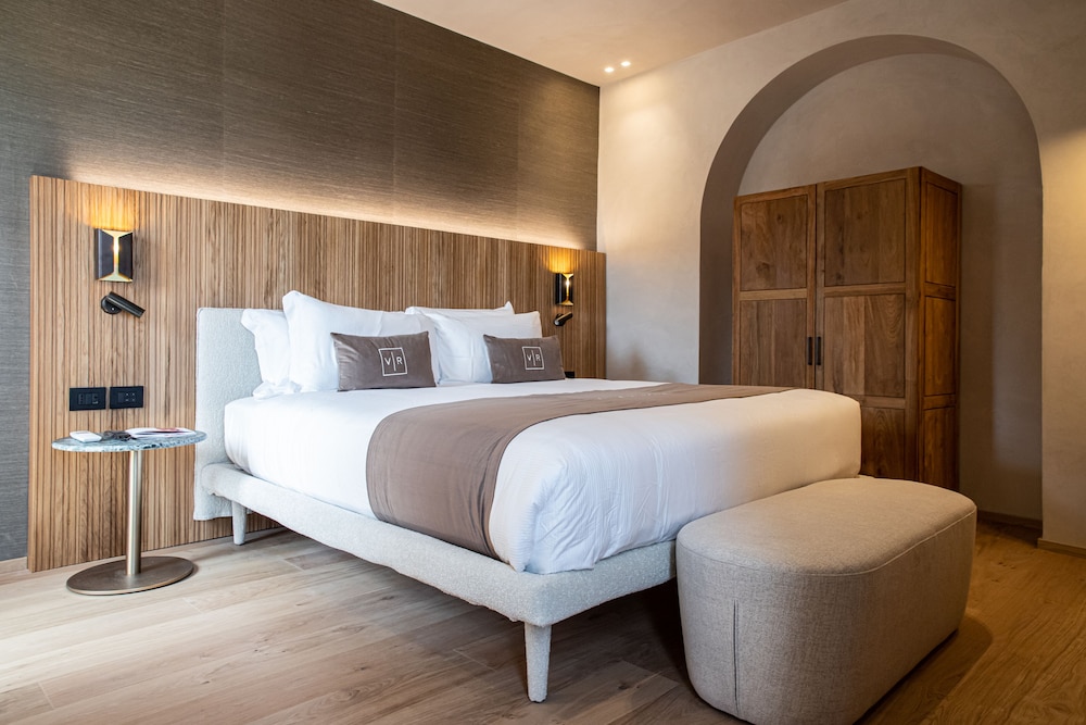 Villa Riviera Suites 7/50