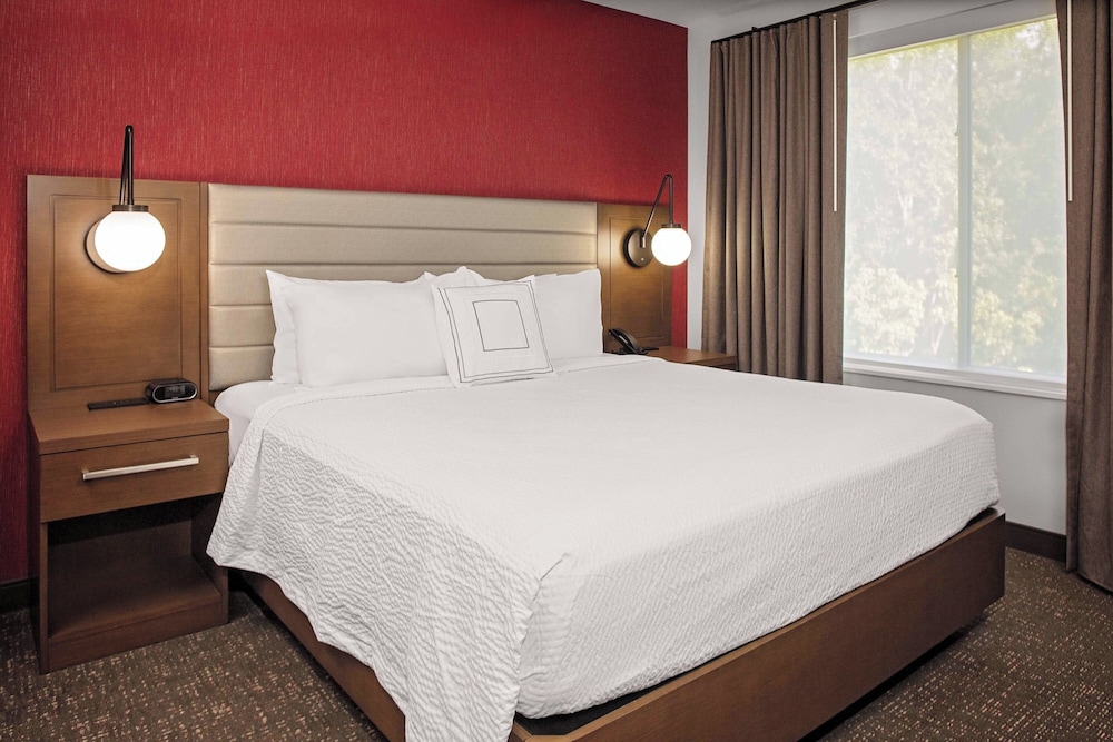 1 BEDROOM, SUITE