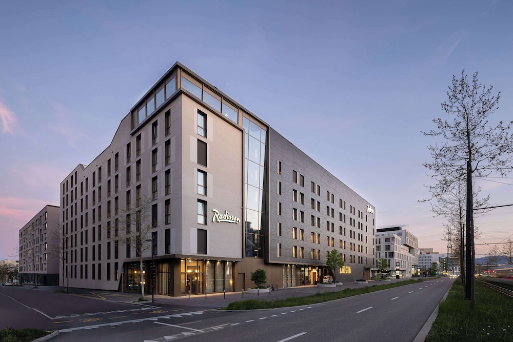 Radisson Hotel & Suites Zurich in OPFIKON