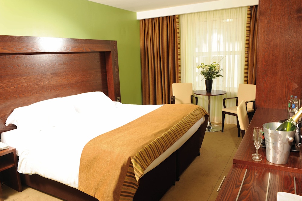 Treacys Hotel Enniscorthy 18/63