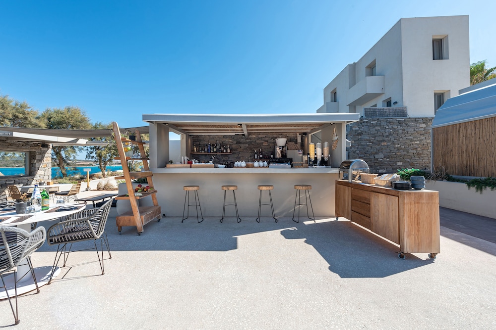 Paros Comfy Suites 6/50