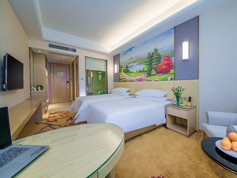 غرفة قياسية بسريرين منفصلين