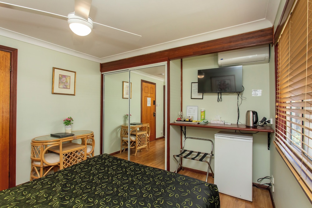 Ainslie Manor Bed and Breakfast 55/66