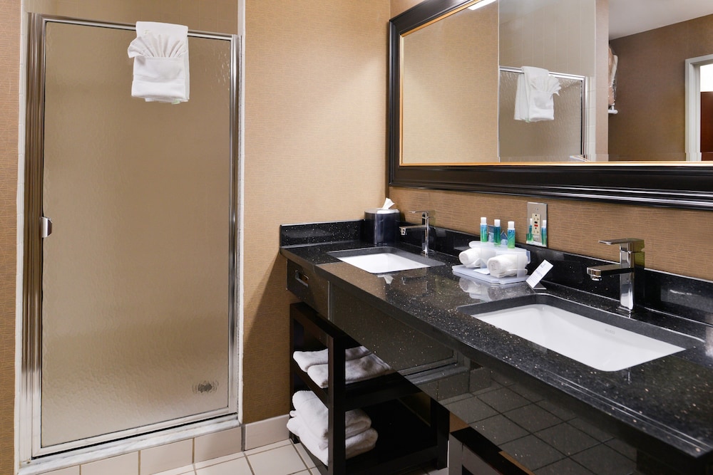 Holiday Inn Express Hotel Suites West Chester 34/76