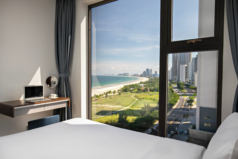 FAMILY, DOUBLE OR TWIN BED, PARTIAL OCEAN VIEW