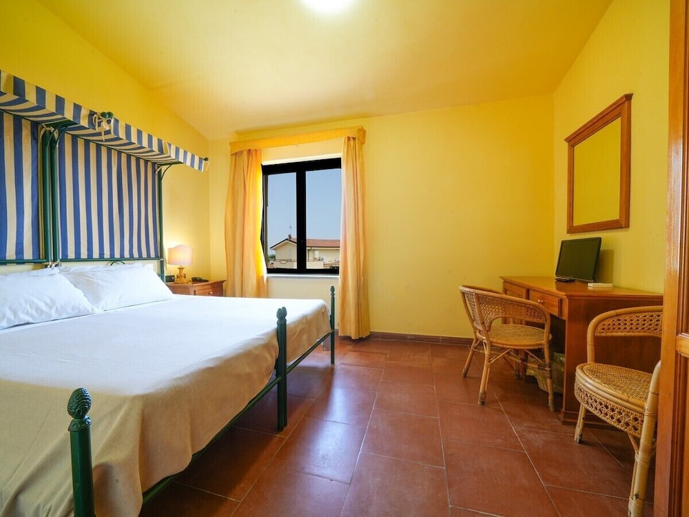 Marina Del Marchese Beach Resort 32/62