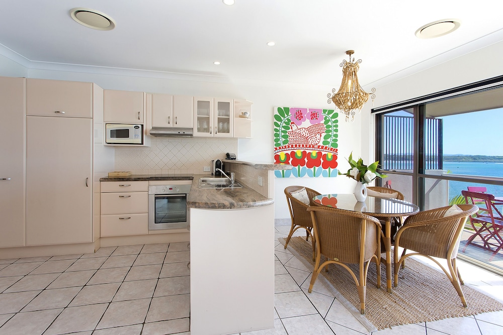 NOOSA SHORES RESORT 37/70