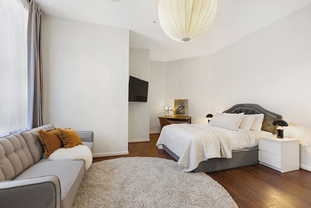 DELUXE, QUEEN BED