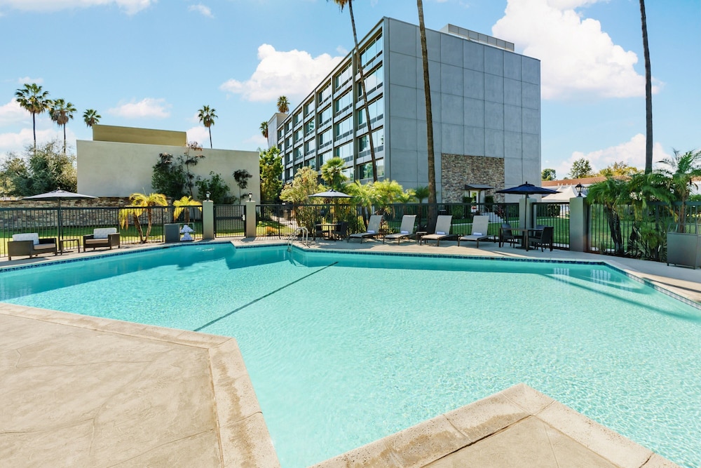 Courtyard Los Angeles Woodland Hills 24/50