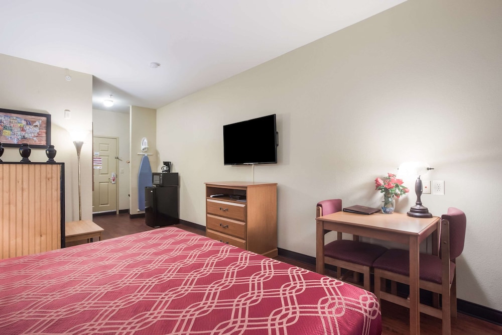 Econo Lodge Inn & Suites Rockmart 17/35