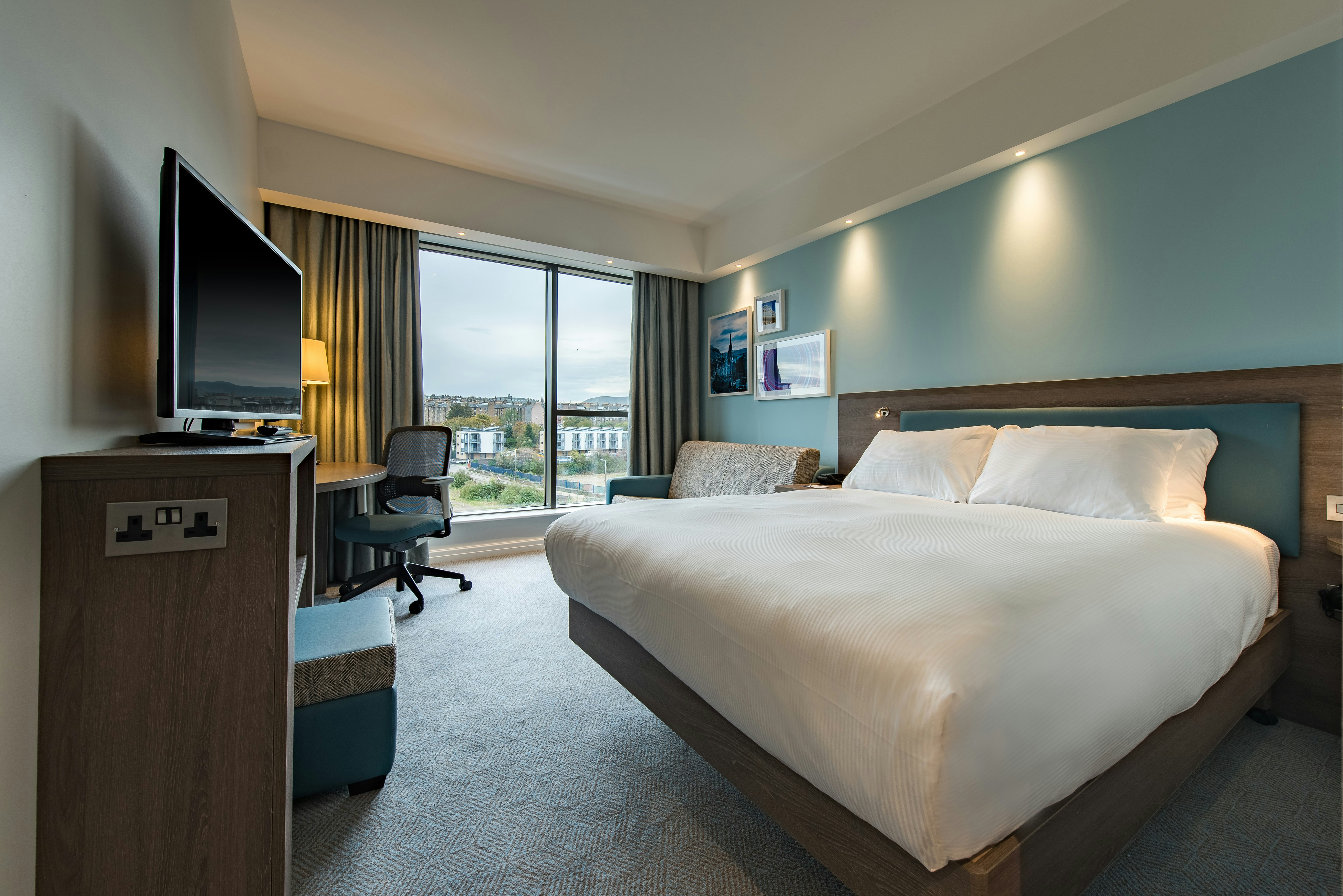 ROOM, QUEEN BED, SOFA