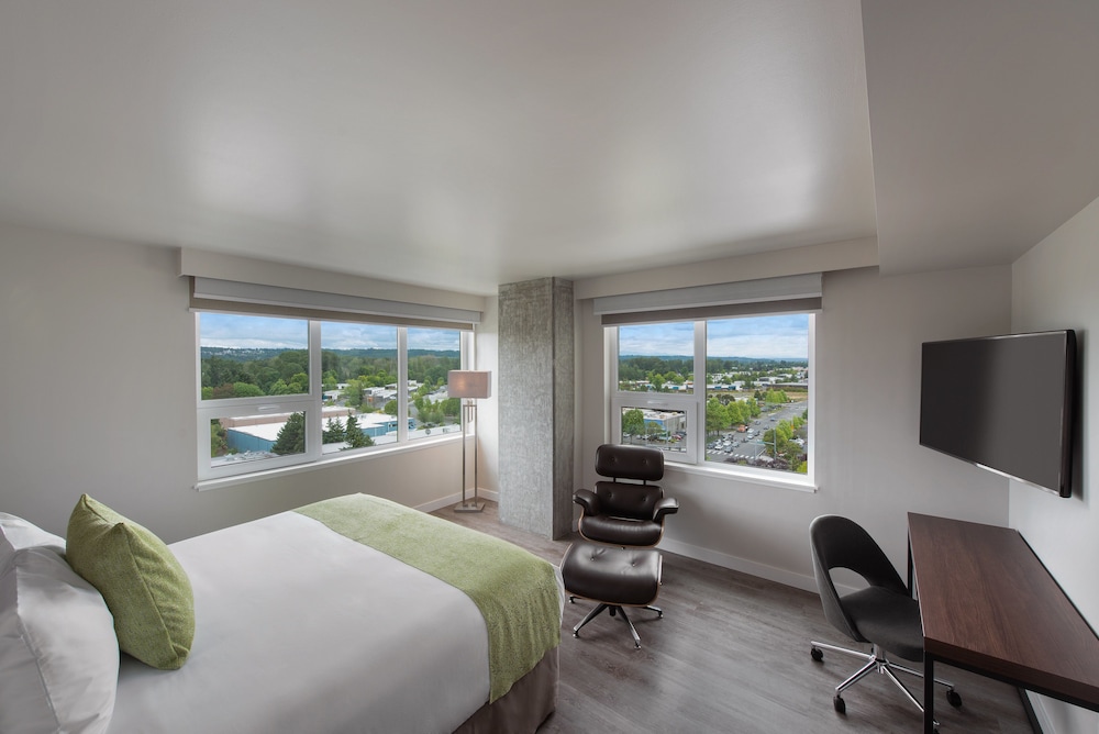 SUITE, KING BED, ACCESSIBLE