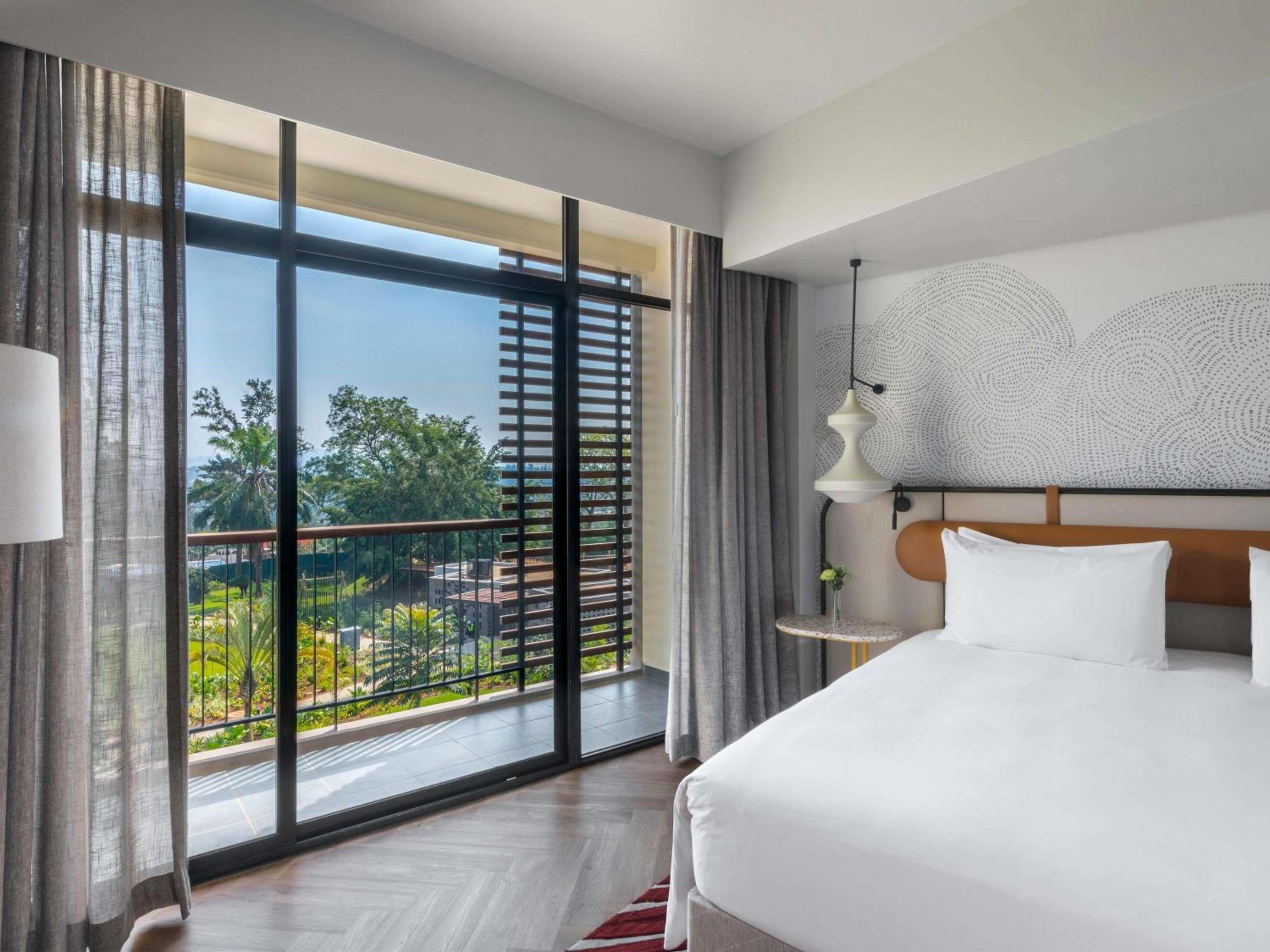 DELUXE, KING BED